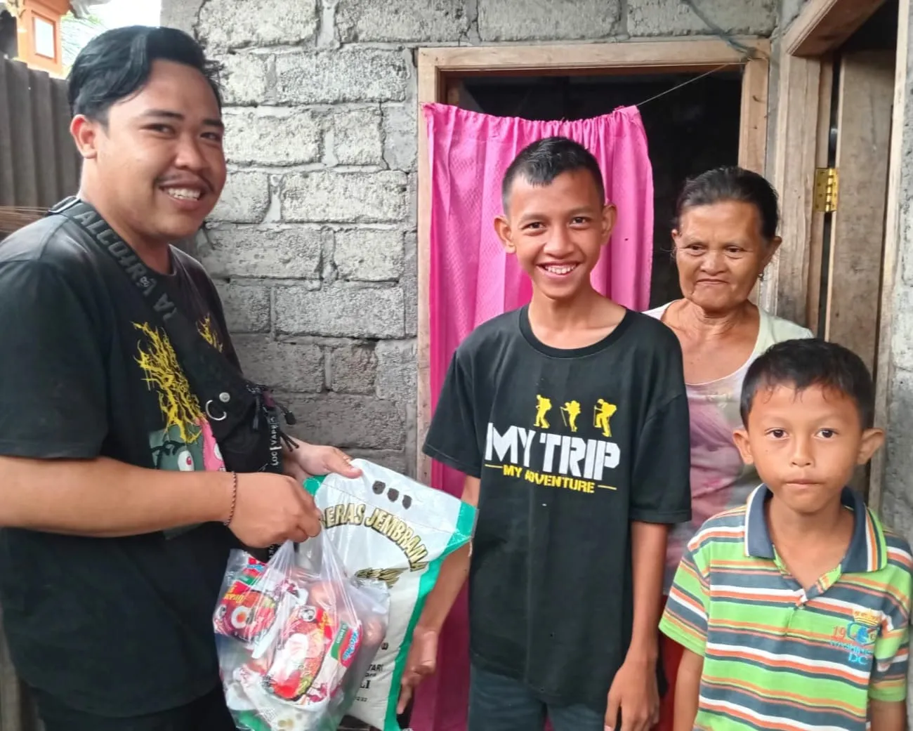 Menyinari Kebaikan: Redaksi Newsyess Berbagi Kembali untuk Putu Adi Wiguna Anak Berkebutuhan Khusus di Jembrana